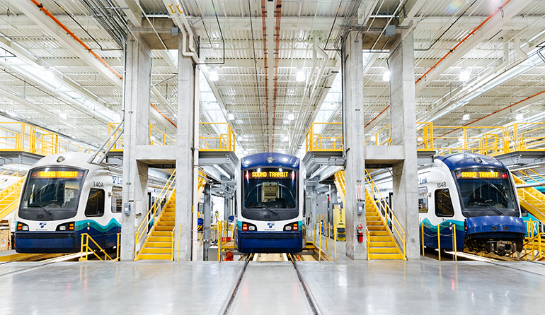 Поезда Link light rail устанавливаются на площадках для обслуживания в складском здании Link. На платформе предусмотрены лестницы, так что рабочие могут получить доступ как к верхней, так и к нижней части поезда для выполнения планового обслуживания.